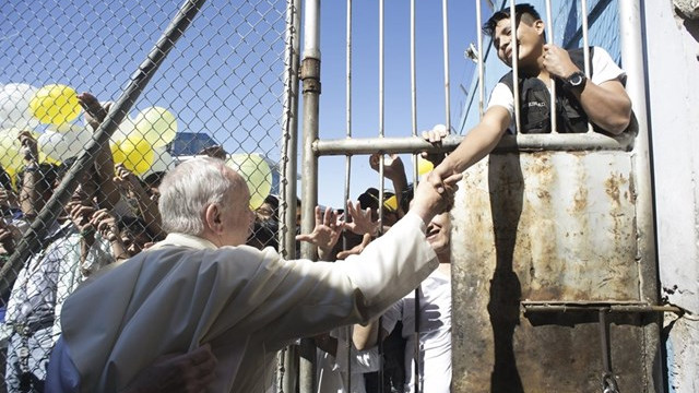 Papež z zaporniki (foto: Radio Vatikan)