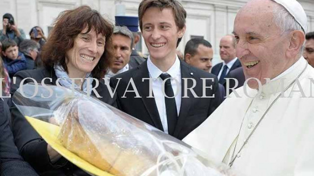 Peter Prevc pozdravlja papeža Frančiška (foto: Osservatore romano)