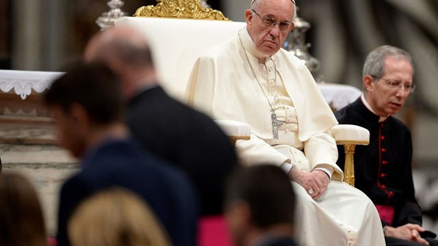 Papež med molitvenim bedenjem (foto: Radio Vatikan)