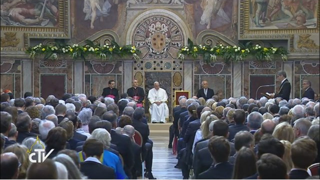 Papež prejema nagrado Karla Velikega (foto: Radio Vatikan)