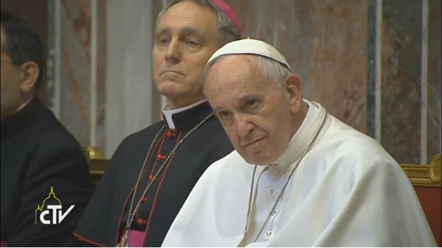 Papež med prejemom nagrade Karla Velikega (foto: Radio Vatikan)