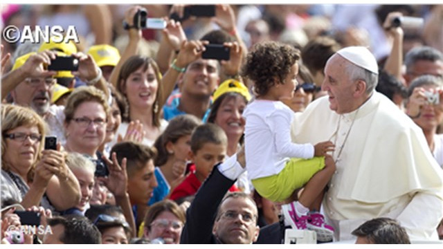 Papež med družinami (foto: Radio Vatikan)