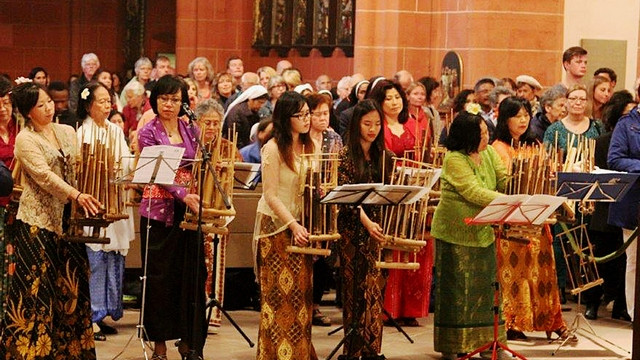 Binkošti 2016 v Frankfurtu, indonezijske žene z bambusovimi glasbili (foto: Arhiv slovenske župnije v Frankfurtu)