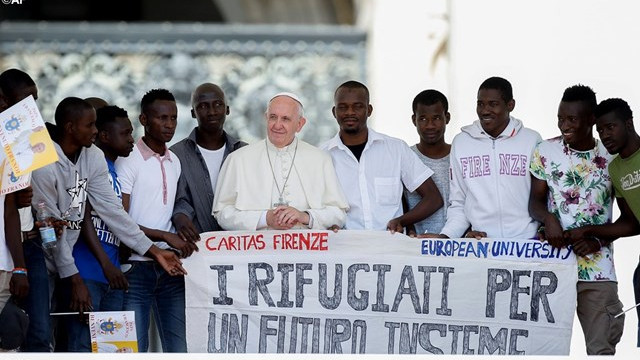 Papež med današnjo avdienco z begunci (foto: Radio Vatikan)