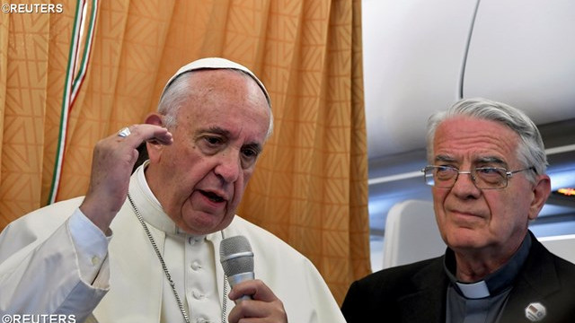 Papež med pogovorom z novinarji (foto: Radio Vatikan)