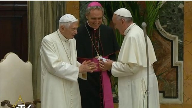 Benedikt XVI. in papež Frančišek (foto: Radio Vatikan)