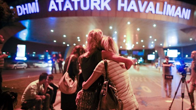 Napad na letališču v Carigradu (foto: AP/Radio Vatikan)