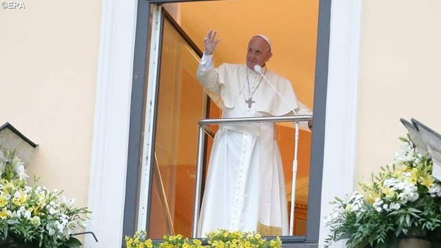 Papež na oknu krakovske nadškofije (foto: Radio Vatikan)