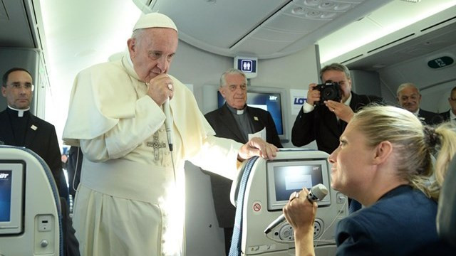 Papež med pogovorom z novinarji (foto: Radio Vatikan)