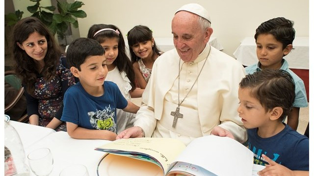 Papež s sirskimi begunci (foto: Radio Vatikan)