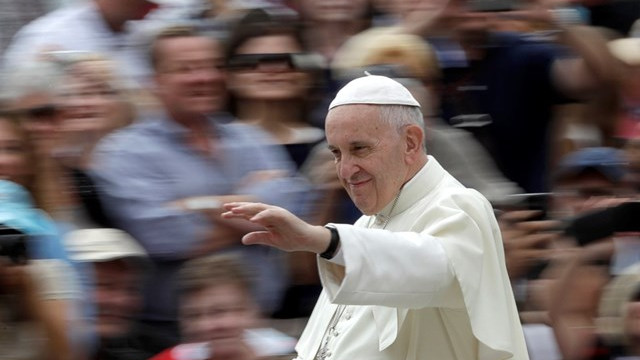 Papež pozdravlja romarje (foto: Radio Vatikan)