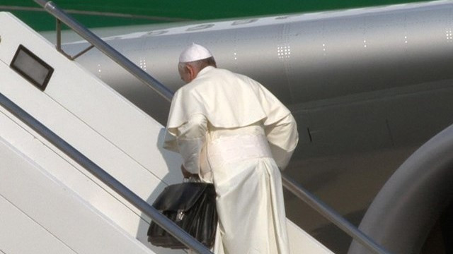Papež gre na letalo (foto: Radio Vatikan)