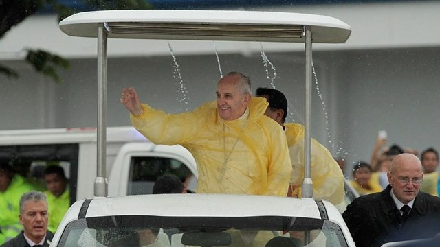 Papež med potovanjem v Taclobanu (foto: Radio Vatikan)