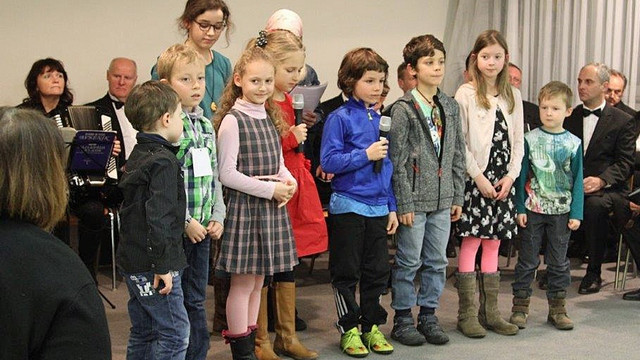 Učenci Evropske in doplnilne šole nastopajo na Prešernovi proslavi v Frankfurtu (foto: Slovenska župnija v Frankfurtu)
