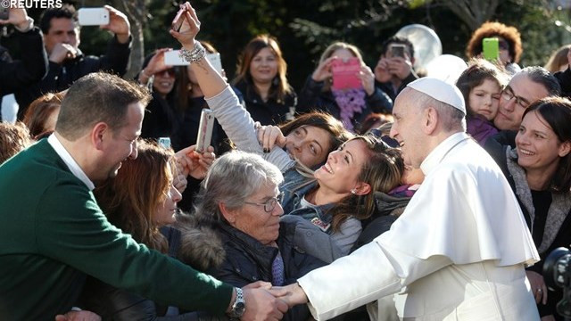 papež med obiskom rimske župnije (foto: Radio Vatikan)