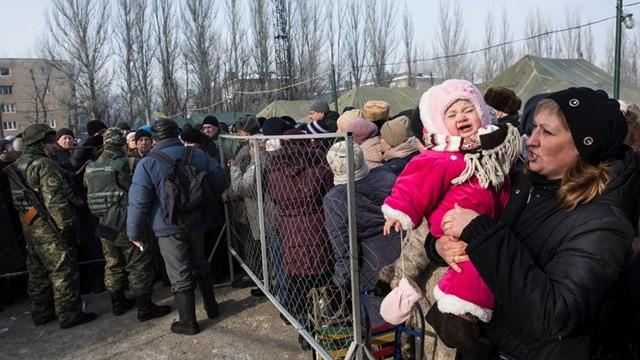 Ukrajinski begunci v pričakovanju pomoči (foto: Radio Vatikan)