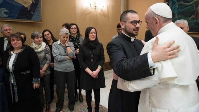 Papež s svojci žrtev v Daki (foto: Radio Vatikan)