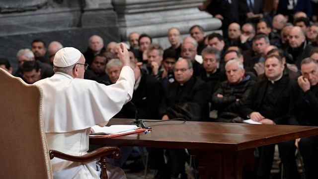 Papež z župniki rimske škofije (foto: Radio Vatikan)