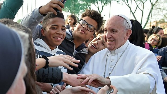 Papež na obisku v rimski župniji (foto: Radio Vatikan)