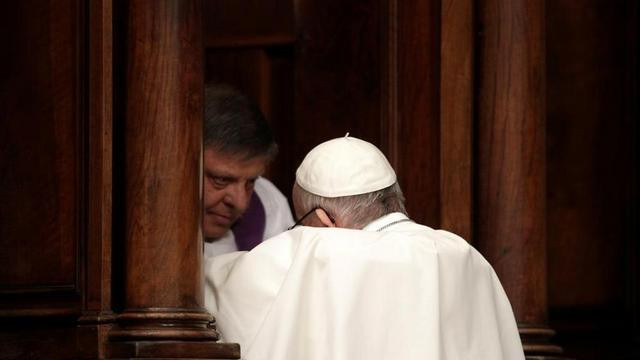 Papež pri spovedi (foto: Vatican insider)