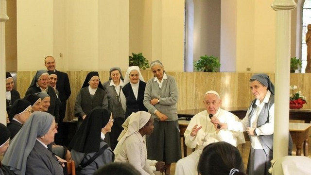 Papež nenapovedano obiskal sestre krščanske ljubezni sv. Ivane Antide Thouret (foto: Vatican Insider)