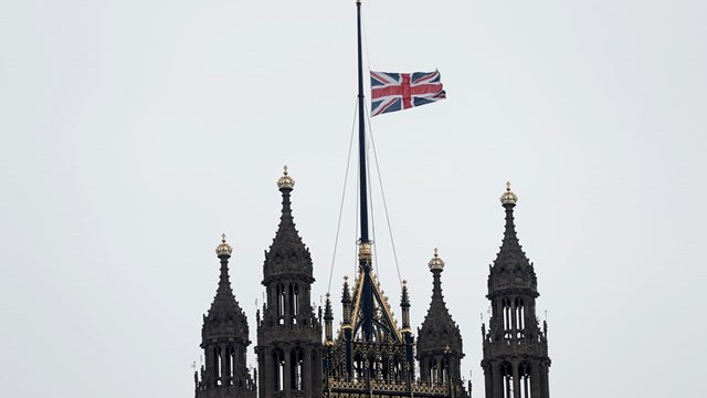 Zastava na pol droga na stavbi lordske zbornice (foto: RV/AP)
