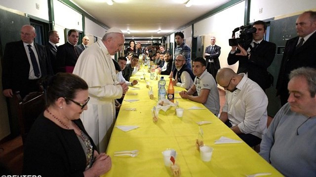 Papež med zaporniki pri kosilu (foto: Radio Vatikan)