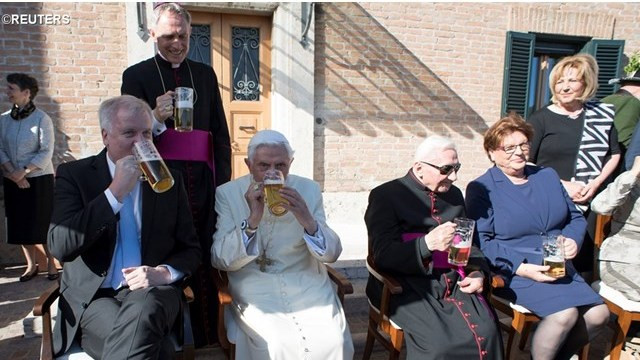 Zaslužni papež Benedikt XVI. s prijatelji (foto: Radio Vatikan)