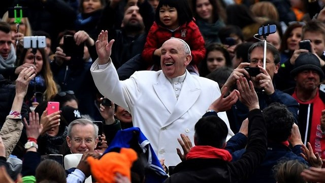 Papež med verniki (foto: Radio Vatikan)
