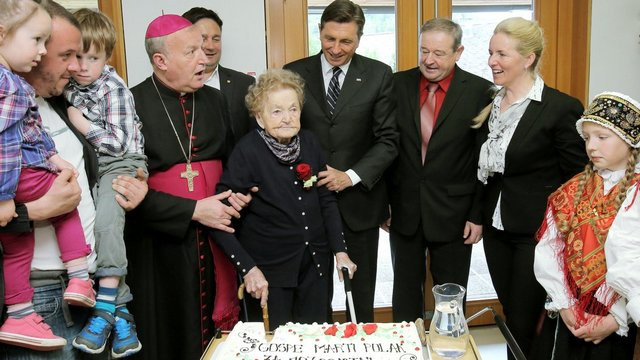 Predsednik Pahor in škof Jamnik s 107-letno slavljenko (foto: Twitter predsednika republike )