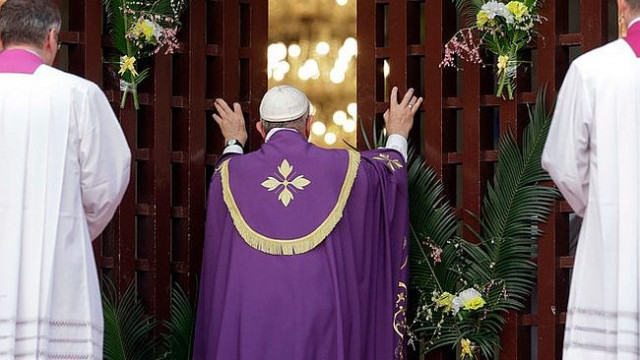 Papež odpira sveta vrata v Banguiju (foto: Radio Vatikan)
