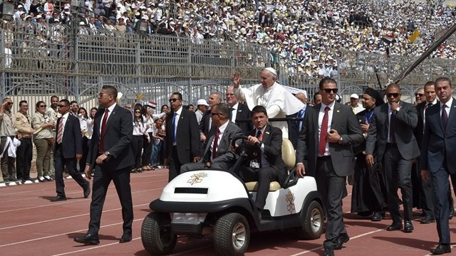 Papež je maševal na vojaškem stadionu v Kairu (foto: Radio Vatikan)