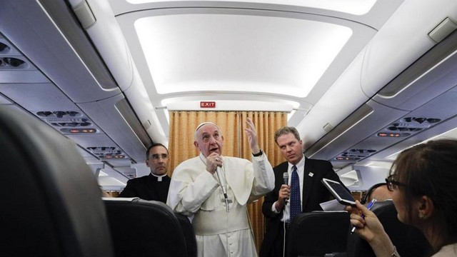 Papež na letalu (foto: Vatican Insider)