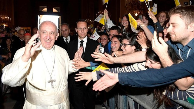 Papež med genovsko mladino (foto: Radio Vatikan)