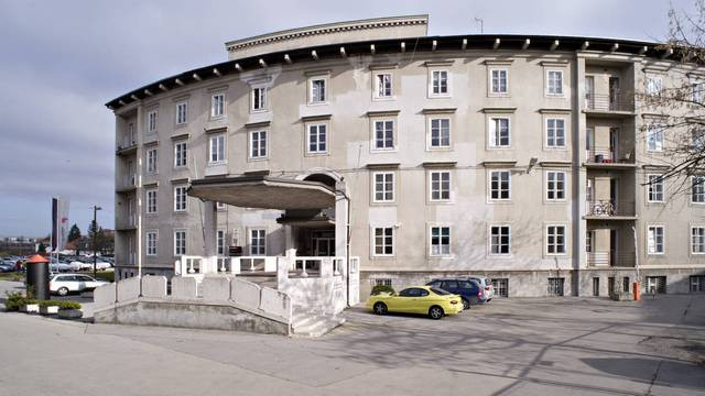 Zgradba Baragovega semenišča (foto: http://www.theatre-architecture.eu/)