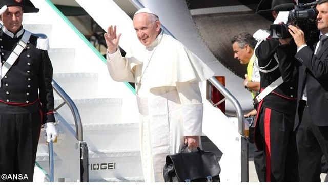 Papež gre na letalo (foto: Radio Vatikan)