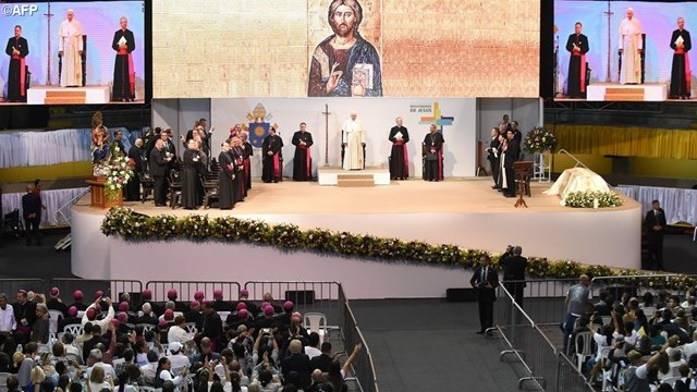 Srečanje papeža s posvečenimi v Medellinu (foto: Radio Vatikan)