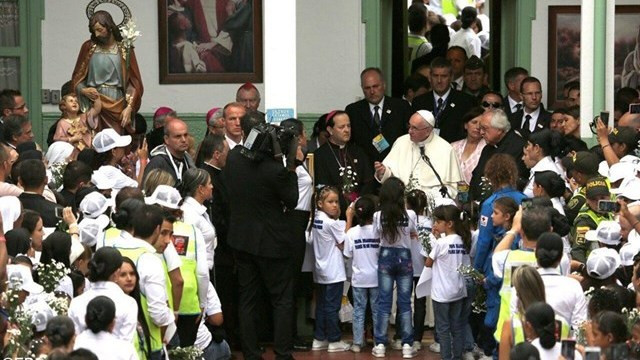 Papež med varovanci doma Sv. Jožefa (foto: Radio Vatikan)