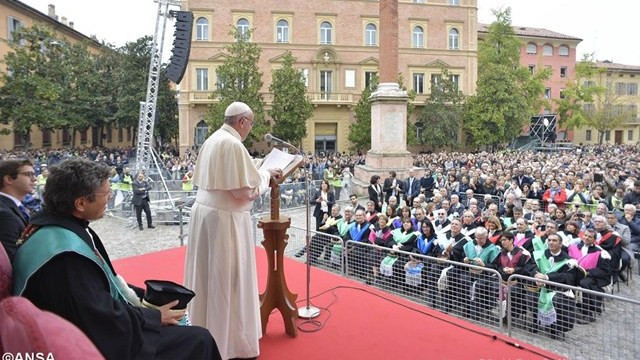 Papež med nagovorom študentom in profesorjem (foto: Radio Vatikan)