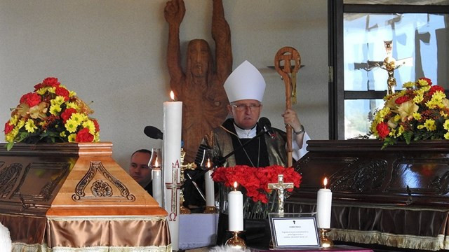 Nadškof Zore med pogrebno slovesnostjo (foto: p. Ivan Rampre)