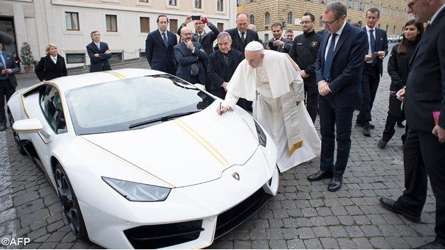 Papež dobil Lamborghinija (foto: Radio Vatikan)