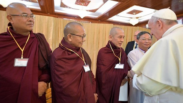 Papež pozdravlja budistične menihe (foto: Radio Vatikan)