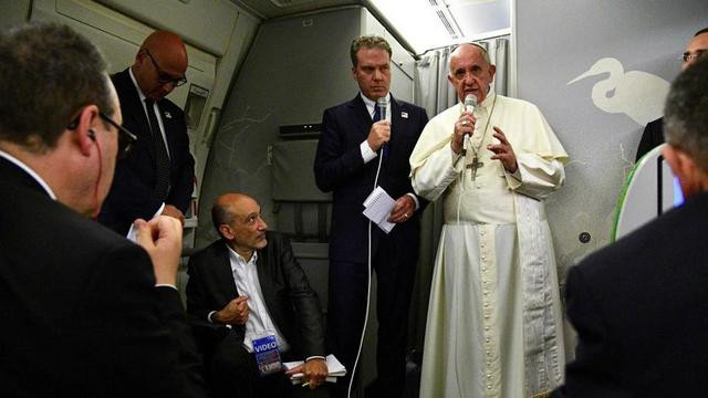 Papež z novinarji na letalu na poti iz Bangladeša (foto: Vatican insider)