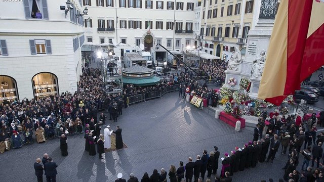 Papež pred kipom Brezmadežne (foto: Radio Vatikan)
