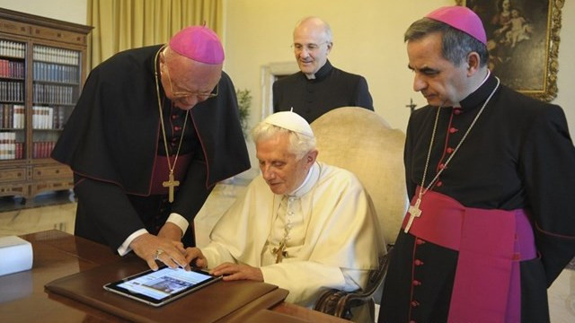 Papež Benedikt XVI. ob prvem tvitu (foto: Radio Vatikan)
