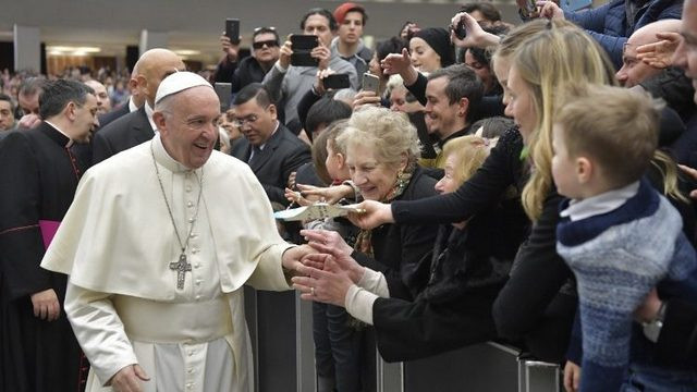 Papež pozdravlja vernike (foto: Vatican news)