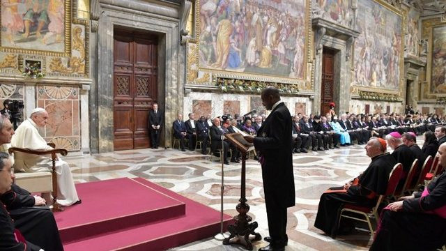 Papež med srečanjem z diplomatskim zborom (foto: Radio Vatikan)