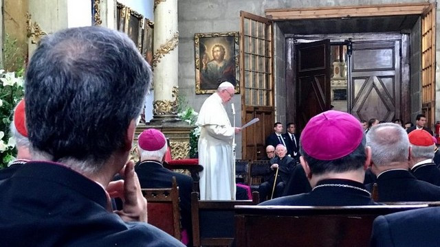 Papež s čilskimi škofi (foto: vaticannews.va)