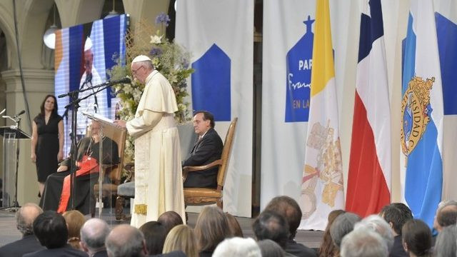 Papež nagovarja študente in profesorje (foto: Vatican news)