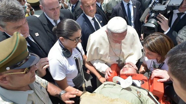 Papež tolaži mlado policistko, ki jo je konj vrgel iz sedla (foto: vaticannews.va)